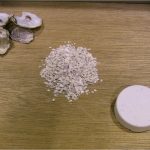 水産残渣の鋳型材料への適用 (左から、カキ殻、破砕物、鋳型用成形物)