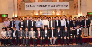 平成25年10月に新潟市の朱鷺メッセで開催された　“5th Asian Symposium on Magnesium Alloys”のバンケット後の集合写真