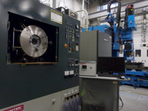 放電プラズマ焼結装置（手前）および2次元摩擦攪拌接合装置（奥）