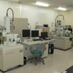 観察・分析等に用いる走査型電子顕微鏡(FE-SEM)（左：FIB, EDS, EBSD, 右：WDX, EDS）