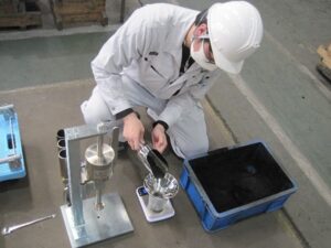 試験片作製の現場作業風景