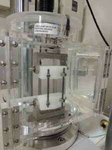 疑似体液中におけるチタン合金製脊椎固定器具の疲労試験の様子