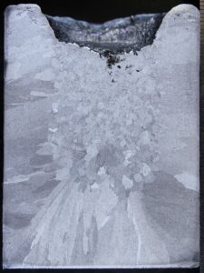 振動により中央部が微細化したAl-Cu合金の結晶粒