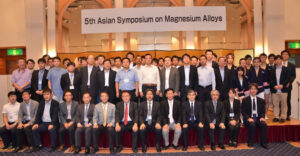 平成25年10月に新潟市の朱鷺メッセで開催された　“5th Asian Symposium on Magnesium Alloys”のバンケット後の集合写真