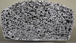 溶湯発泡法により作製した発泡アルミニウム合金(ジュラルミン)