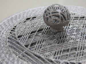 金属3Dプリンターにより45%の軽量化をした鉄瓶(ふたの部分)