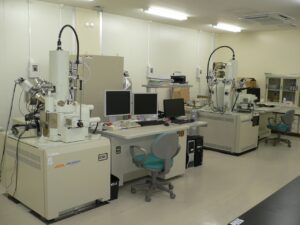 観察・分析等に用いる走査型電子顕微鏡(FE-SEM)（左：FIB, EDS, EBSD, 右：WDX, EDS）