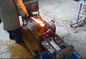 鋳物の残留応力と変形に及ぼす鋳型反力および鋳物収縮量連続測定実験(注湯中)の様子(FEM解析と比較を行う)