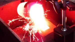 鋳鉄の鋳造実験の様子
